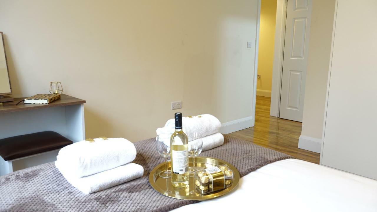 Apartment Lux Airport Haven: 2-bed With Free Parking Ashford (Surrey)