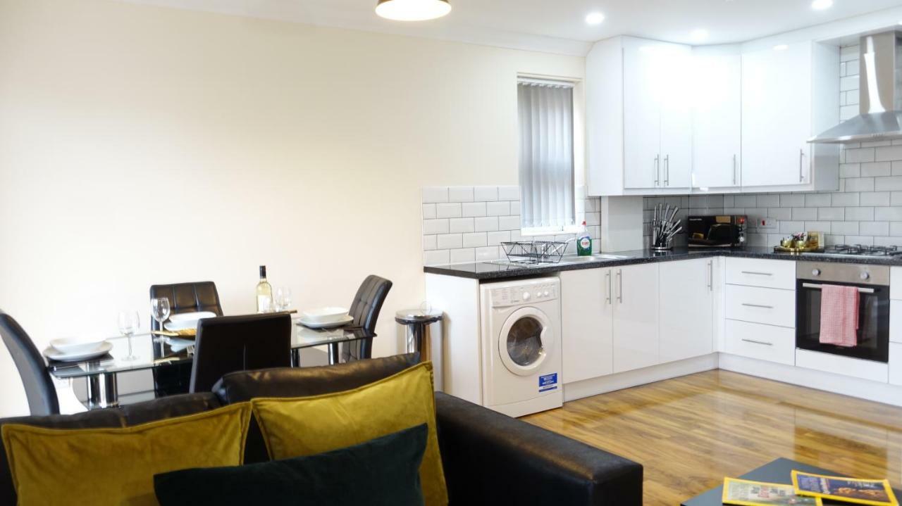 Lux Airport Haven: 2-bed With Free Parking Apartment Ashford (Surrey)