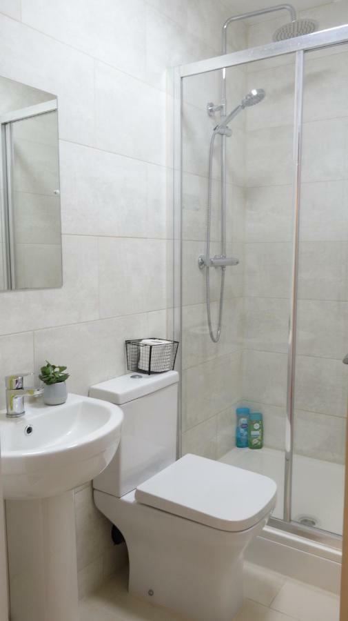 Lux Airport Haven: 2-bed With Free Parking *