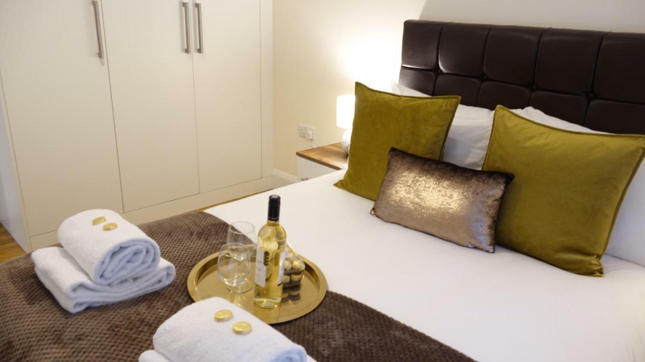 Lux Airport Haven: 2-bed With Free Parking Ashford (Surrey)