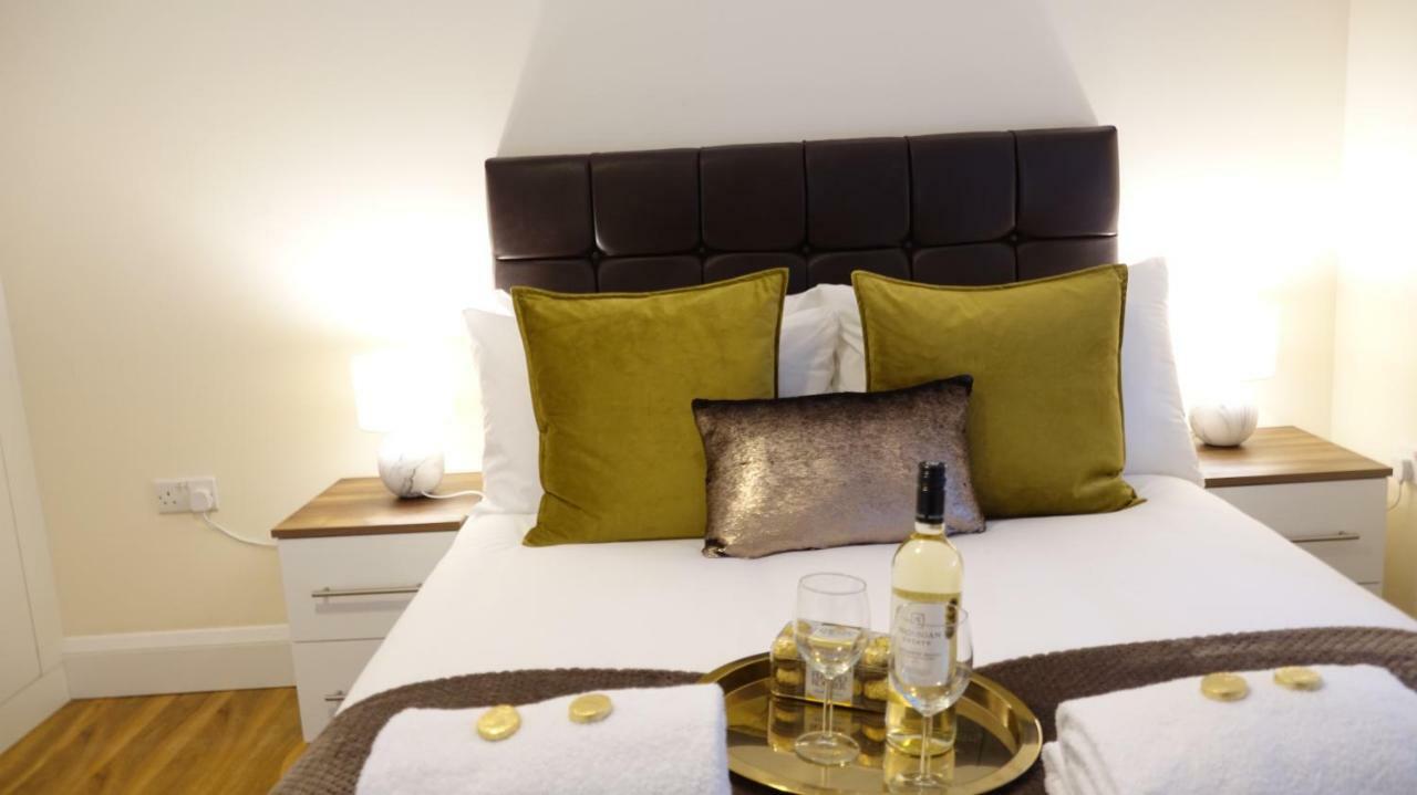Lux Airport Haven: 2-bed With Free Parking Ashford (Surrey)