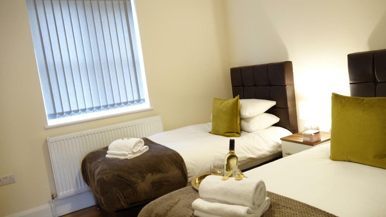 Lux Airport Haven: 2-bed With Free Parking Apartment Ashford (Surrey)