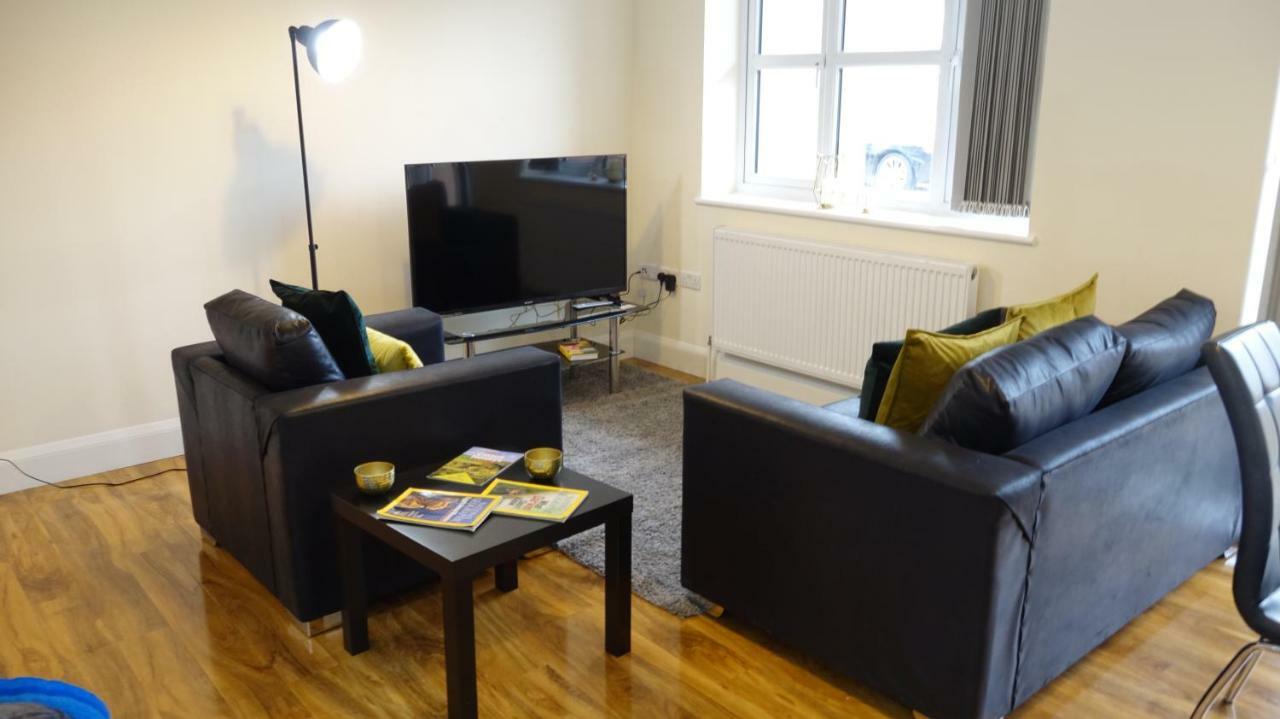 Lux Airport Haven: 2-bed With Free Parking Ashford (Surrey)