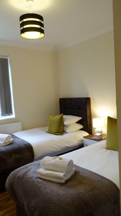 Lux Airport Haven: 2-bed With Free Parking Apartment Ashford (Surrey)