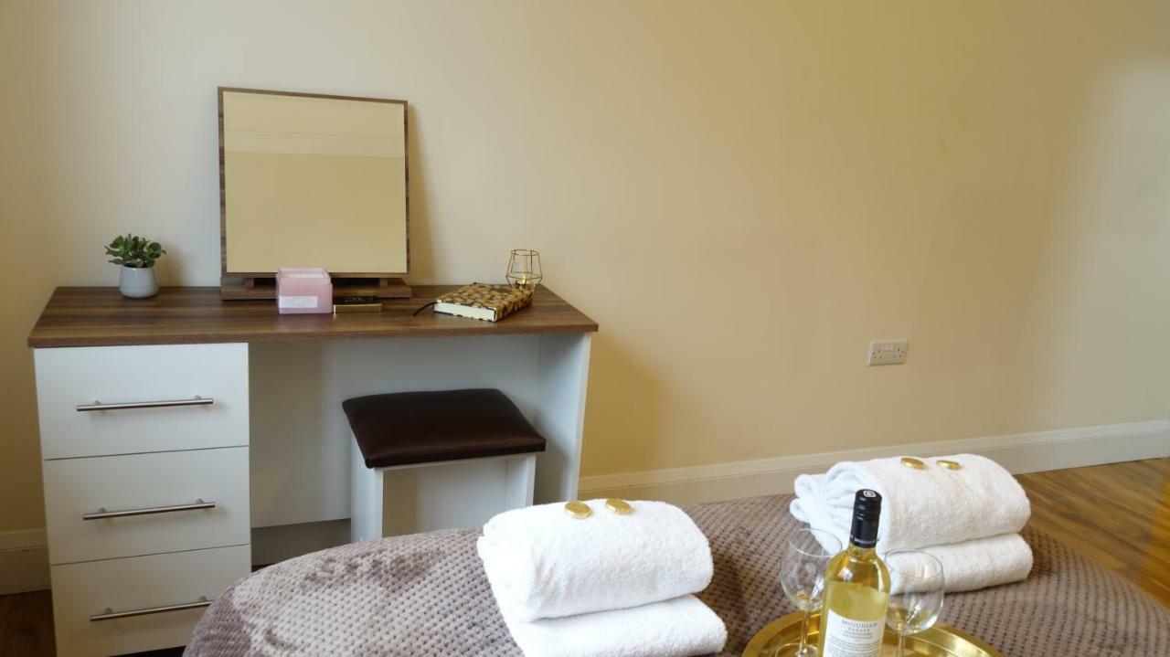 Lux Airport Haven: 2-bed With Free Parking Apartment Ashford (Surrey)