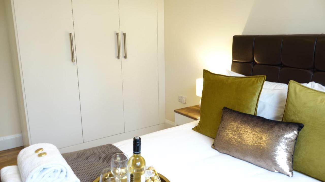 Lux Airport Haven: 2-bed With Free Parking Ashford (Surrey)