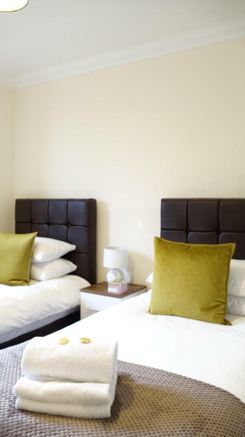 Lux Airport Haven: 2-bed With Free Parking Apartment Ashford (Surrey)