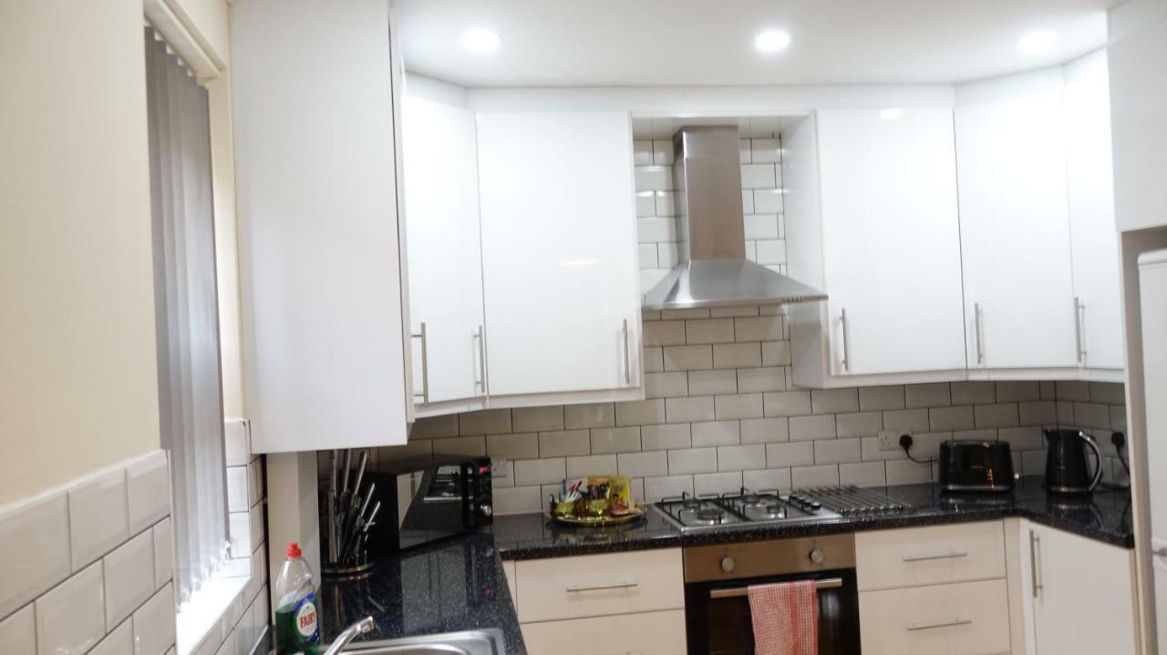 Lux Airport Haven: 2-bed With Free Parking Apartment