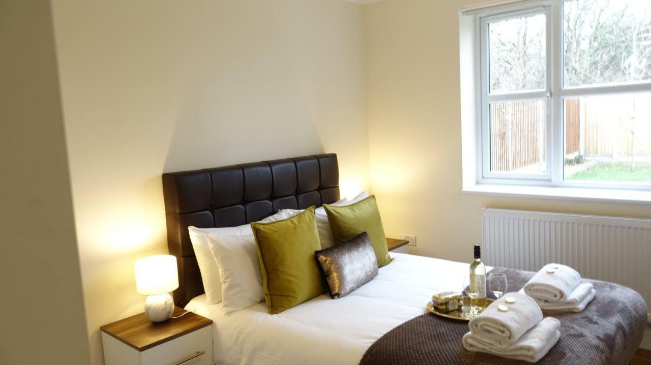 Lux Airport Haven: 2-bed With Free Parking Ashford (Surrey)