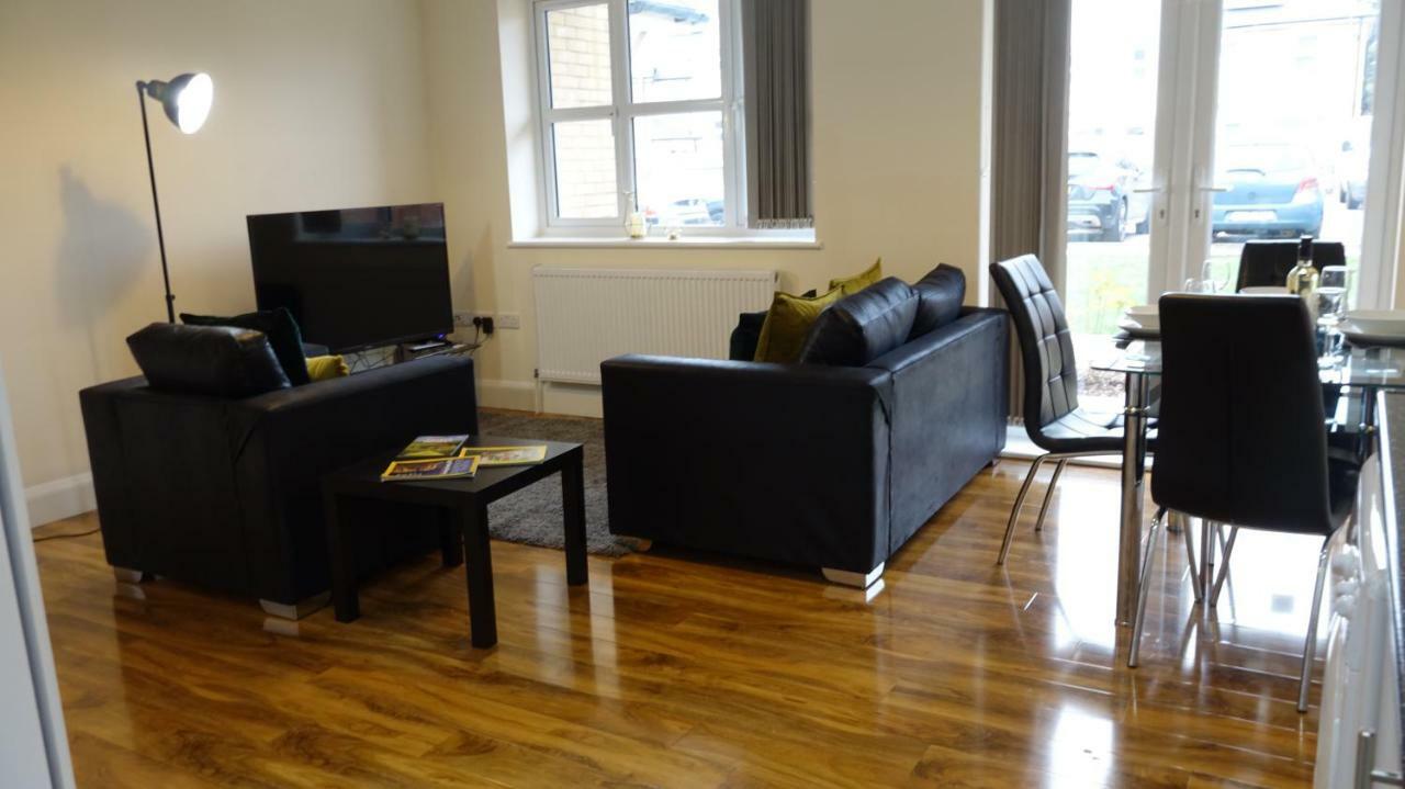 Lux Airport Haven: 2-bed With Free Parking Apartment Ashford (Surrey)