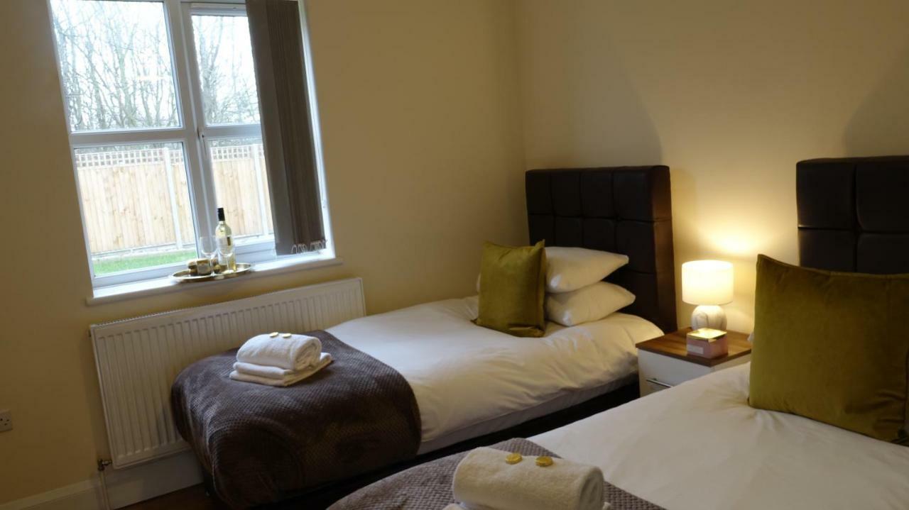 Lux Airport Haven: 2-bed With Free Parking Ashford (Surrey)