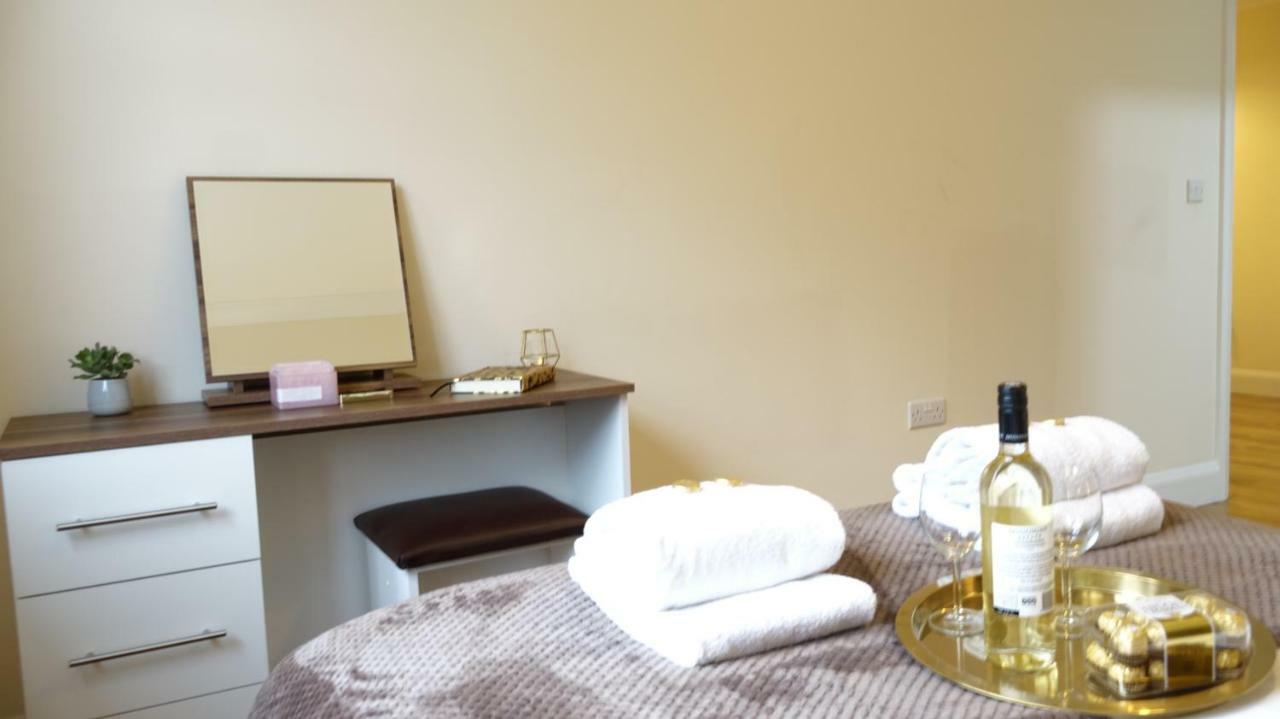 Lux Airport Haven: 2-bed With Free Parking Apartment *